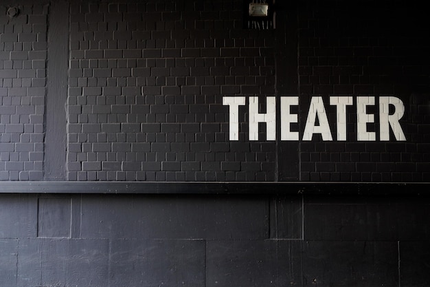 Theater tekst op zwarte muur