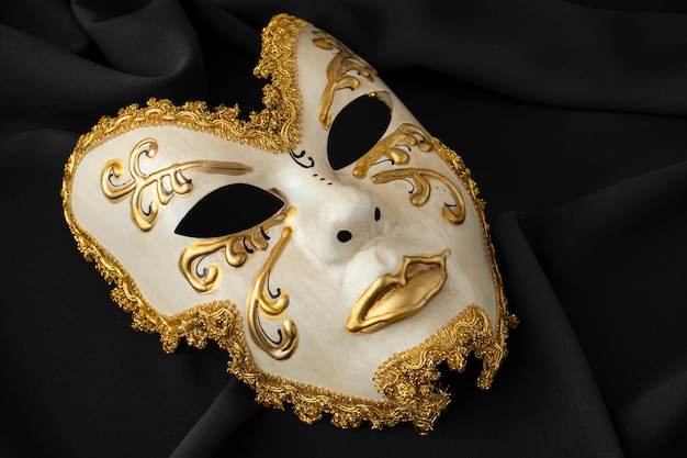 Foto theatermasker met donker stilleven als achtergrond