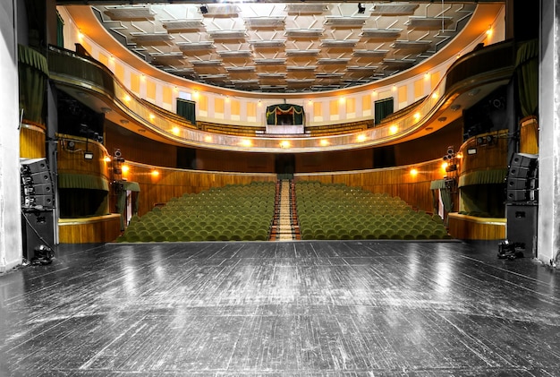 Theaterpodium en auditorium met balkons en loggia's