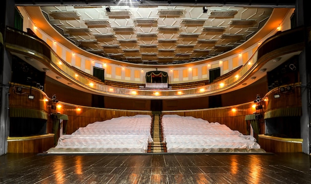 Theaterpodium en auditorium met balkons en loggias