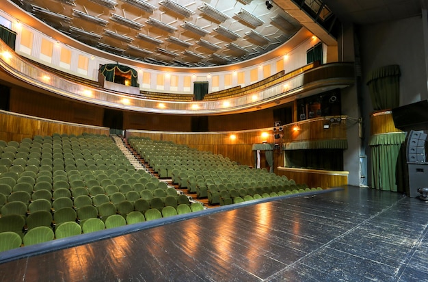 Theaterpodium en auditorium met balkons en loggias