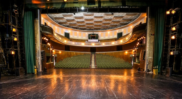 Theaterpodium en auditorium met balkons en loggias