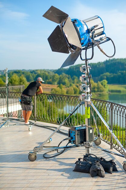 Theaterspots op zwart gordijn met rook