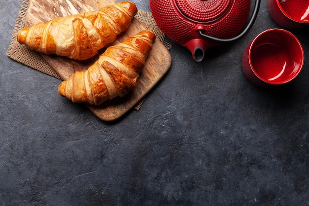 Thee en croissants voor het ontbijt Top view flat lay met kopieerruimte