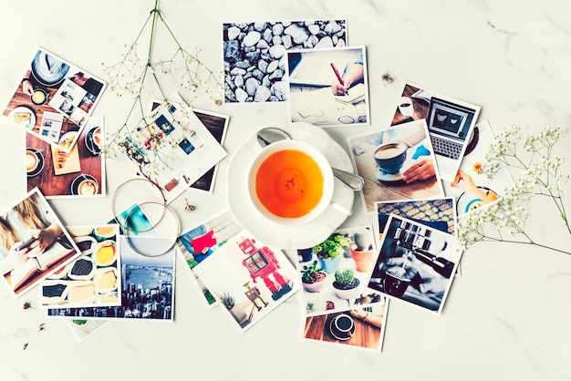 Thee en foto's op een tafel