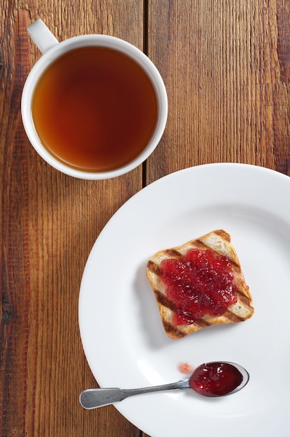 Thee en geroosterd brood met jam