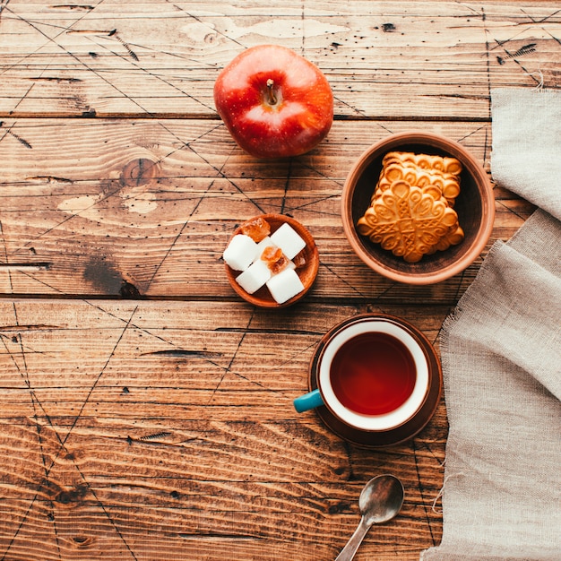 Thee en koekjes op een houten tafel