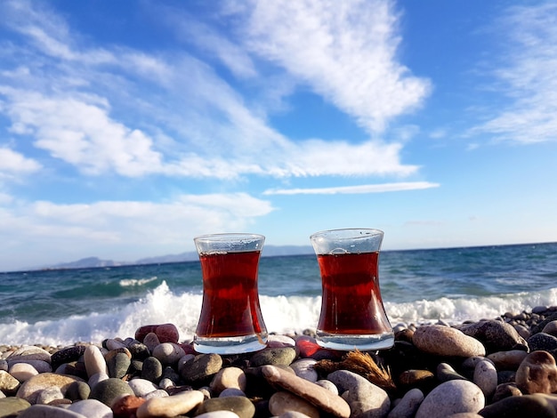 Foto thee in een glas bij de zee genieten van het leven