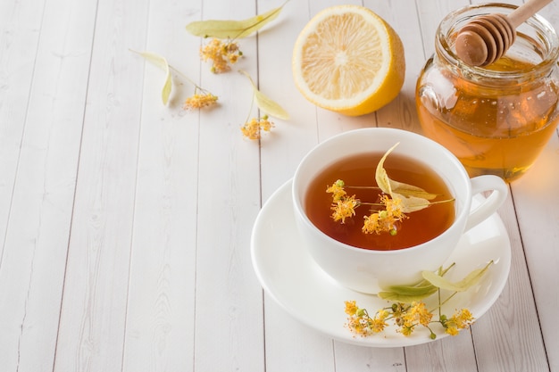 Thee met linde, honing en citroen. Gezond eten, behandeling van verkoudheid
