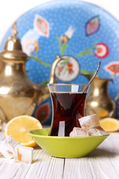 Thee met Turks fruit en citroen op een witte tafel