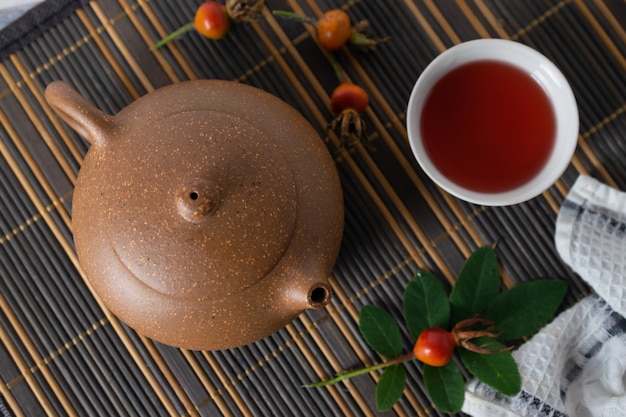 Thee van de gezondheids de natuurlijke rozebottel met honing op een lijst met theepot