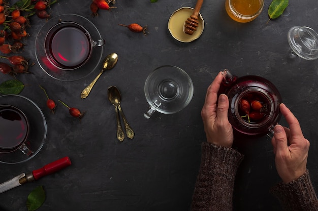 Thee volgens het recept van de traditionele geneeskunde van rozenbottels en verschillende kruiden, oosterse tradities