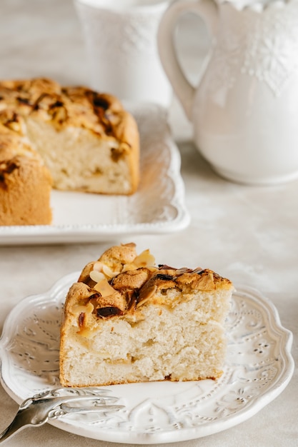 Theecake met kaneel, appels en amandelen