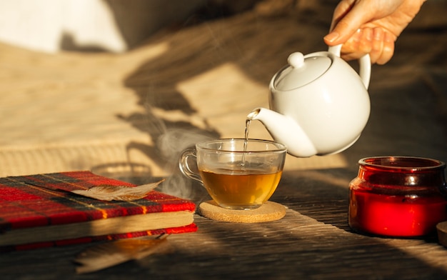 Theeceremonie met een kopje koffie en een theepot op een houten tafel