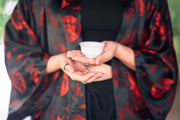 Theeceremonie wordt uitgevoerd door theemeester in kimono