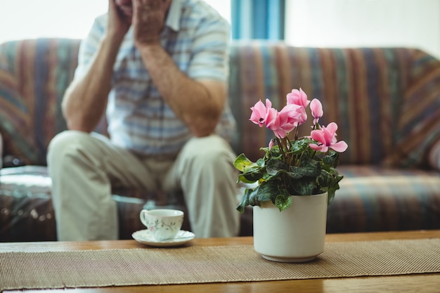 Theekop en een bloemenvaas op lijst