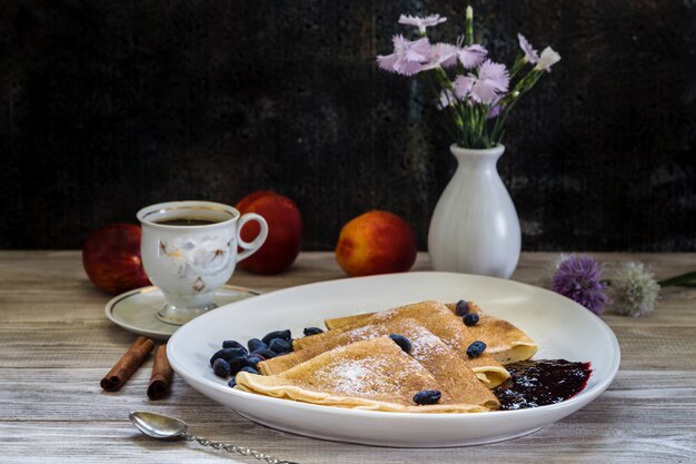 Theekop en pannenkoeken.