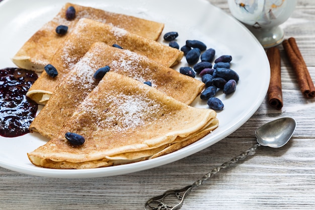 Theekop en pannenkoeken.