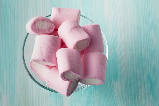 Theekop en roze marshmallows