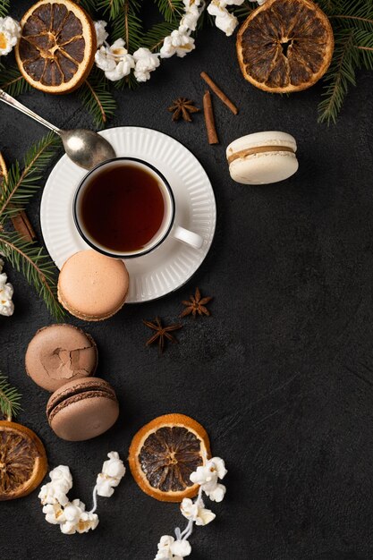 Theekop met macarons in kerstversiering