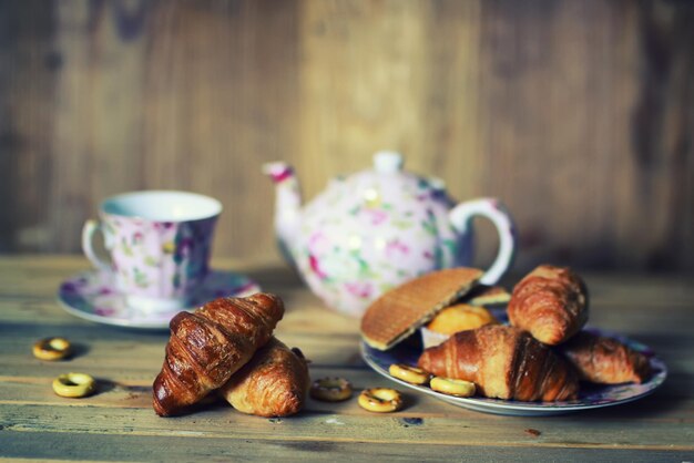 Theekopje croissant ontbijt