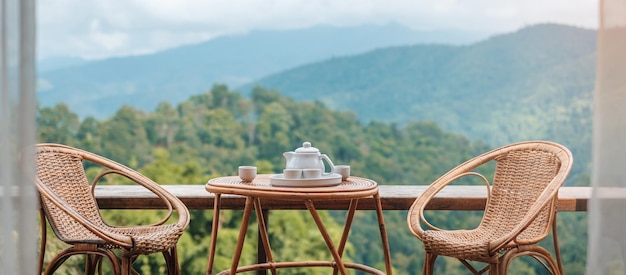 Theepot die 's ochtends op tafel staat met uitzicht op de bergen op het platteland thuis of bij een gastgezin vakantiereis- en reisconcept