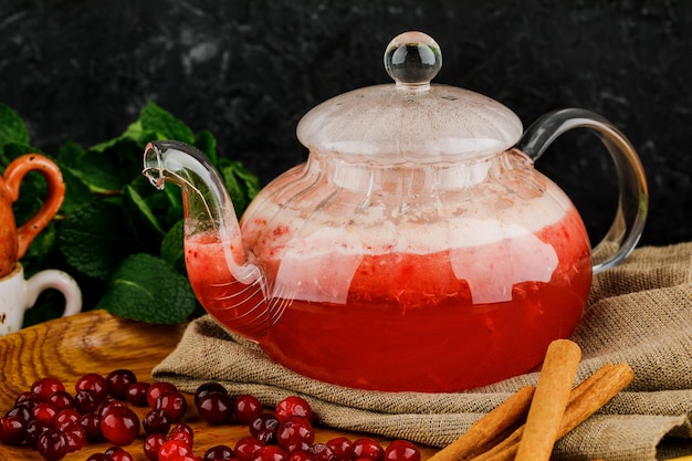 Theepot met cranberrythee munt en kaneel