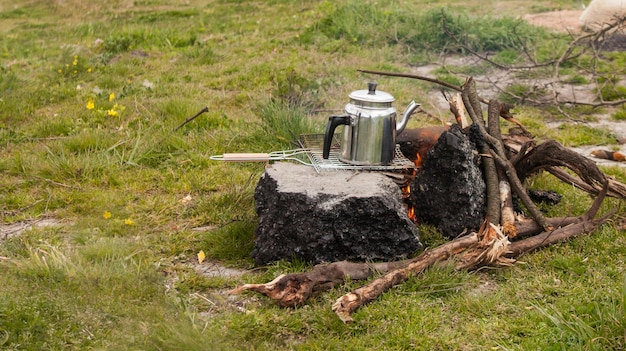 Theepot op kampvuur