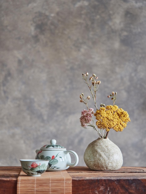 Theeservies met bloemen op houten tafel