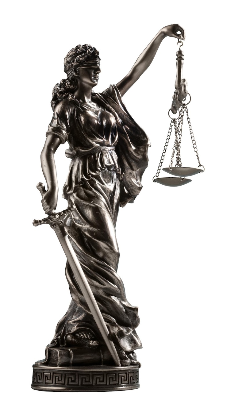 Foto themis standbeeld wet en gerechtigheid symbool geïsoleerd op wit