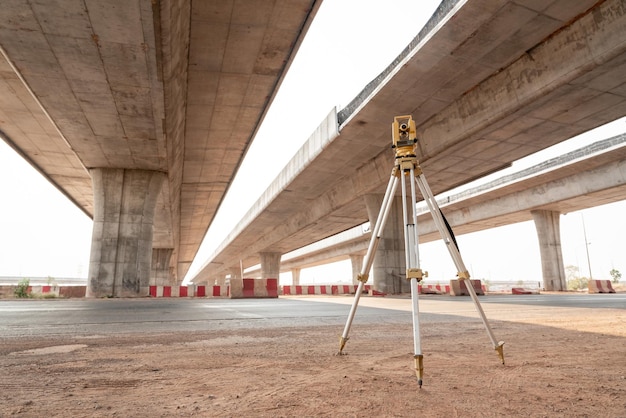 Theodoliet voor landmeterapparatuur voor civiel-ingenieurs op de snelweg voor wegenbouw