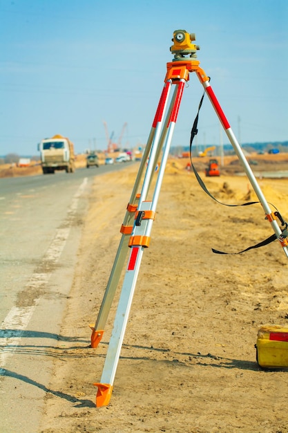 Foto teodolit sul cantiere all'aperto