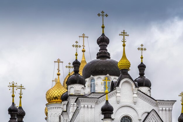 Foto le cupole del convento di teofania a kostroma, in russia