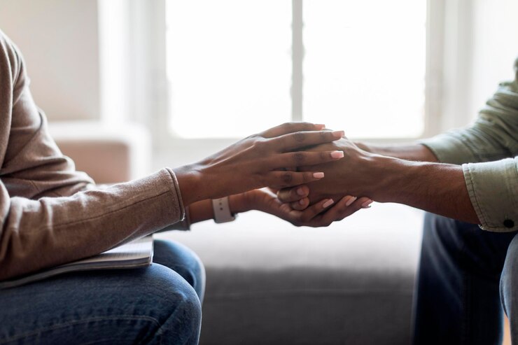 Foto therapeut hand in hand van man patiënt bieden psychologische hulp bijgesneden