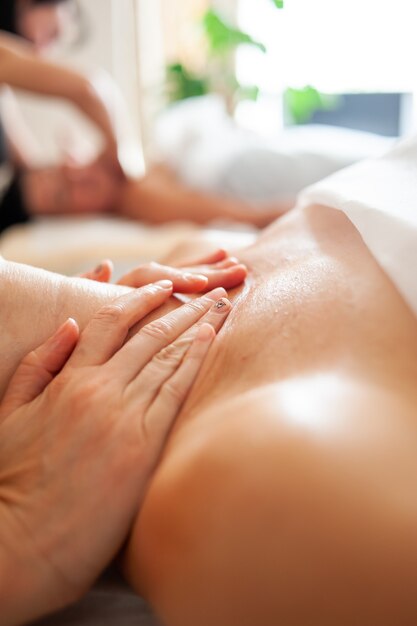 Therapeutische wellnessmassage in een schoonheidssalon