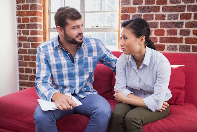 Photo therapist advising his listening patient