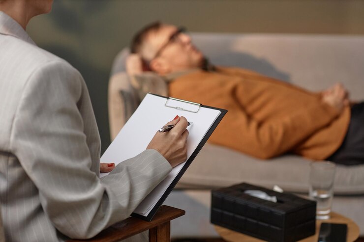 Photo therapist holding blank clipboard