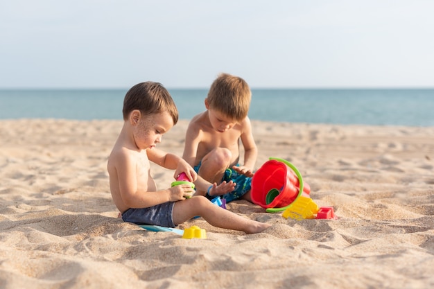 Foto il terapista fa un gioco educativo con il bambino usando le carte logiche