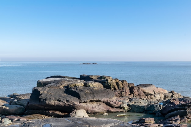 There are all kinds of reefs by the sea, blue sky and sea water