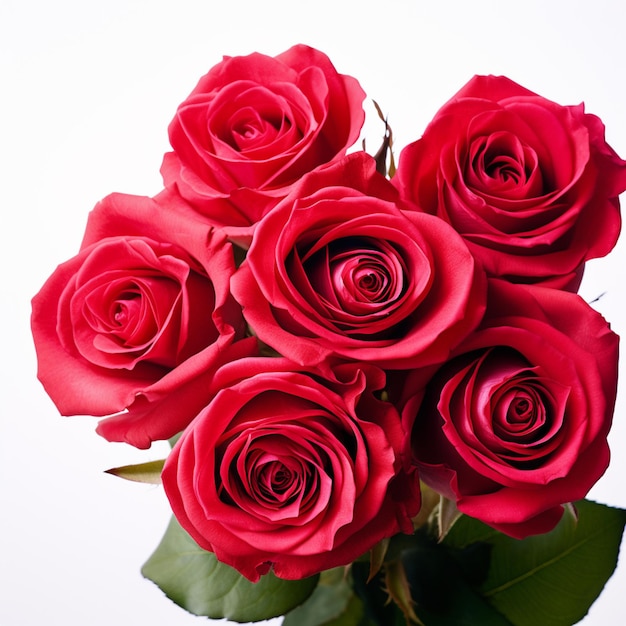 На столе стоит букет красных роз в вазе.