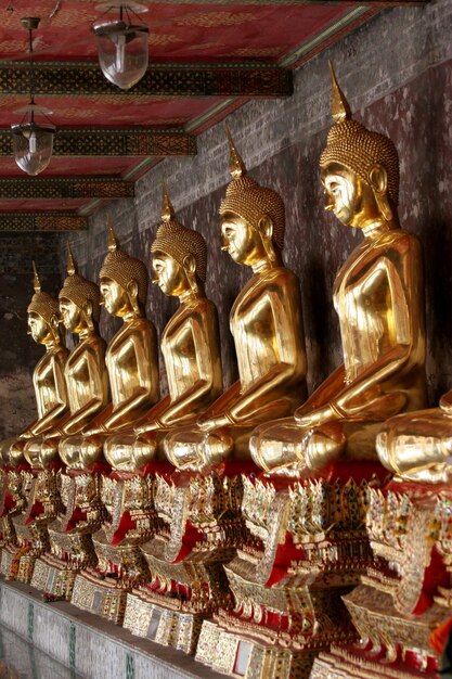 There are many Buddha statues.