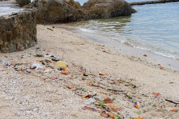 Foto ci sono più spazzatura o immondizia sulla spiaggia. questo può distruggere l'ambiente e l'ecologia.