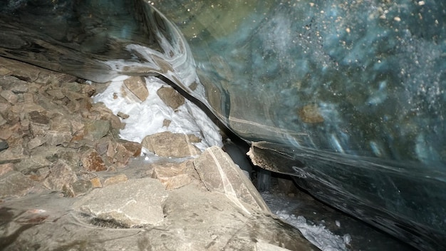 Внутри ледяной пещеры есть камни и лед