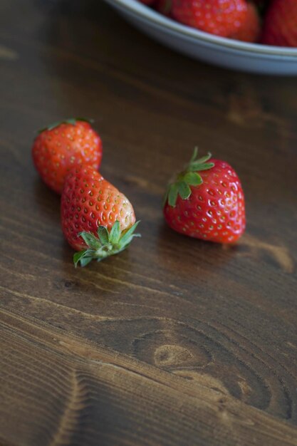 사진 나무 테이블 에 있는  접시 에 신선 하고 맛있는 은 딸기 가 있다