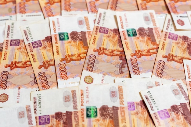テーブルには5000ルーブル紙幣のロシアのお金があります