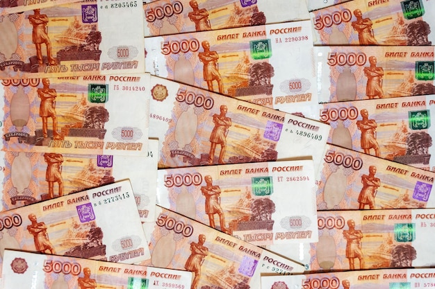 テーブルには5000ルーブル紙幣のロシアのお金があります