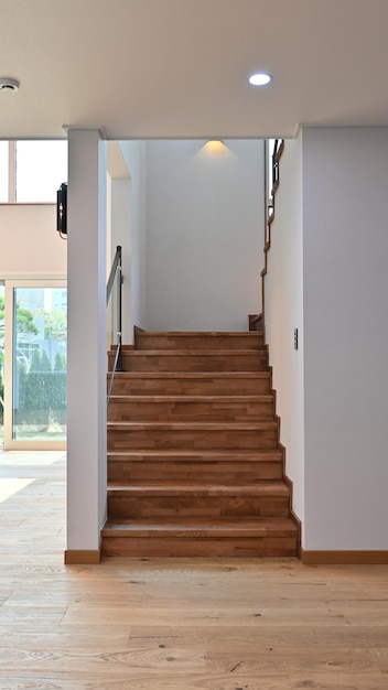 There is a sense of unity with the living room floor of the staircase in the most natural wood color