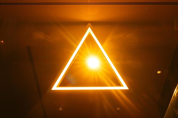 Foto c'è una luce triangolare che è accesa in una stanza