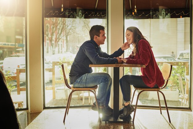 Photo theres always room for romance shot of a young man and woman on a romantic date at a coffee shop