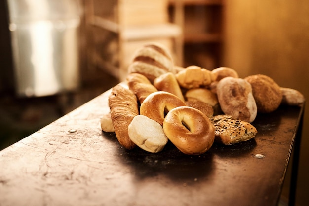 木製のテーブルで焼きたてのパンの選択のクローズアップショットから選択することがたくさんあります